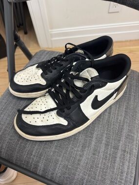 Nike Men's Black and White Low-Top Sneakers